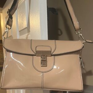 Sophisticated Tan Shoulder Bag with Glossy Finish